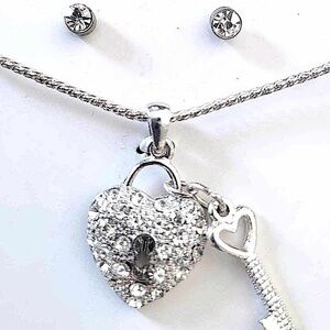 💞💗 Vintage Key to Her Heart Silver Charm Pendant & Stud Earrings Set